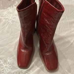 Vince Camuto Bergundy Patent Leather Square-Toe Ankle Boots. Size 10